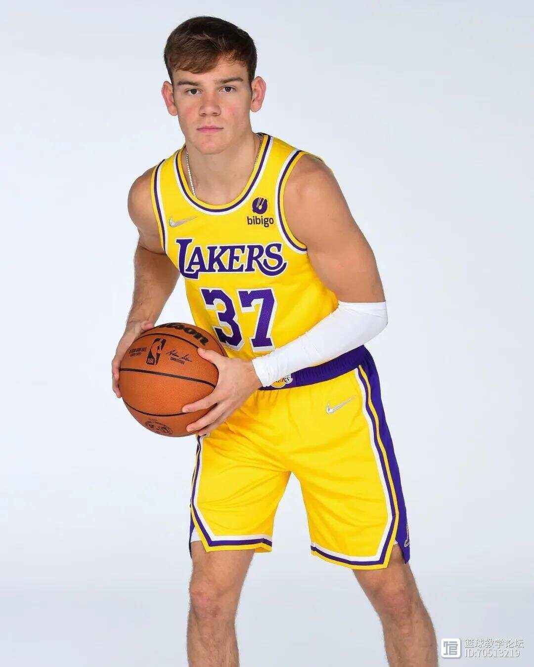 开云APP-新疆广汇训练开放日，关键时刻官宣签约引欢呼，NBA常规赛在即，球队文化再被提及的简单介绍